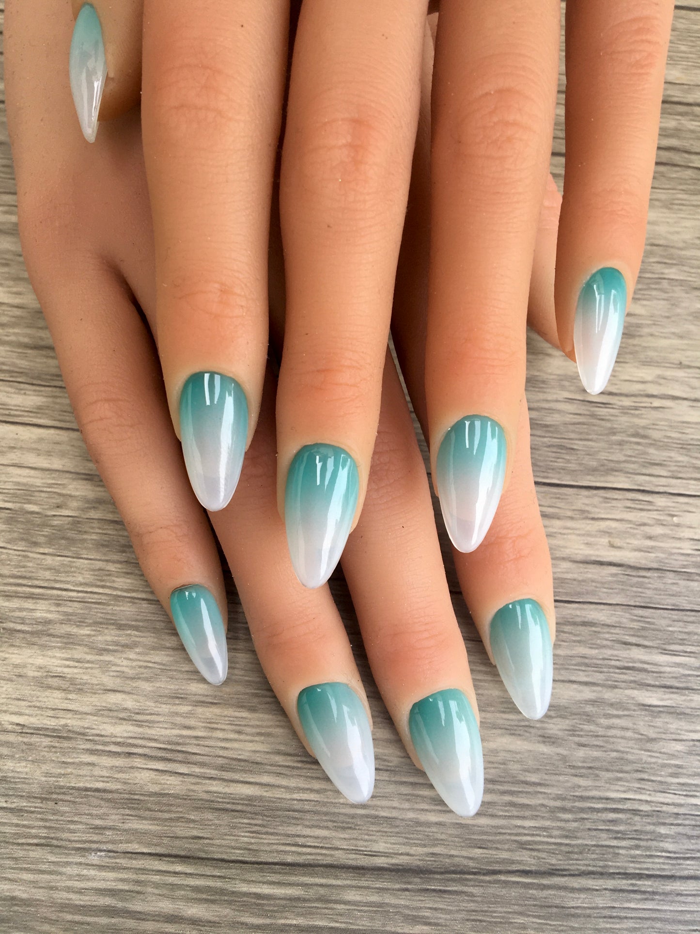 Press on nails Lagon Bleu faits main réutilisables