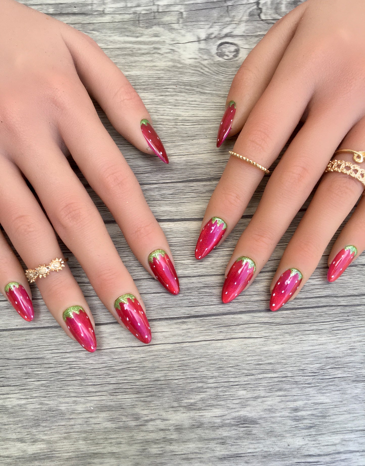 Press on nails Rêve de Fraise cat's eyes faits main réutilisables