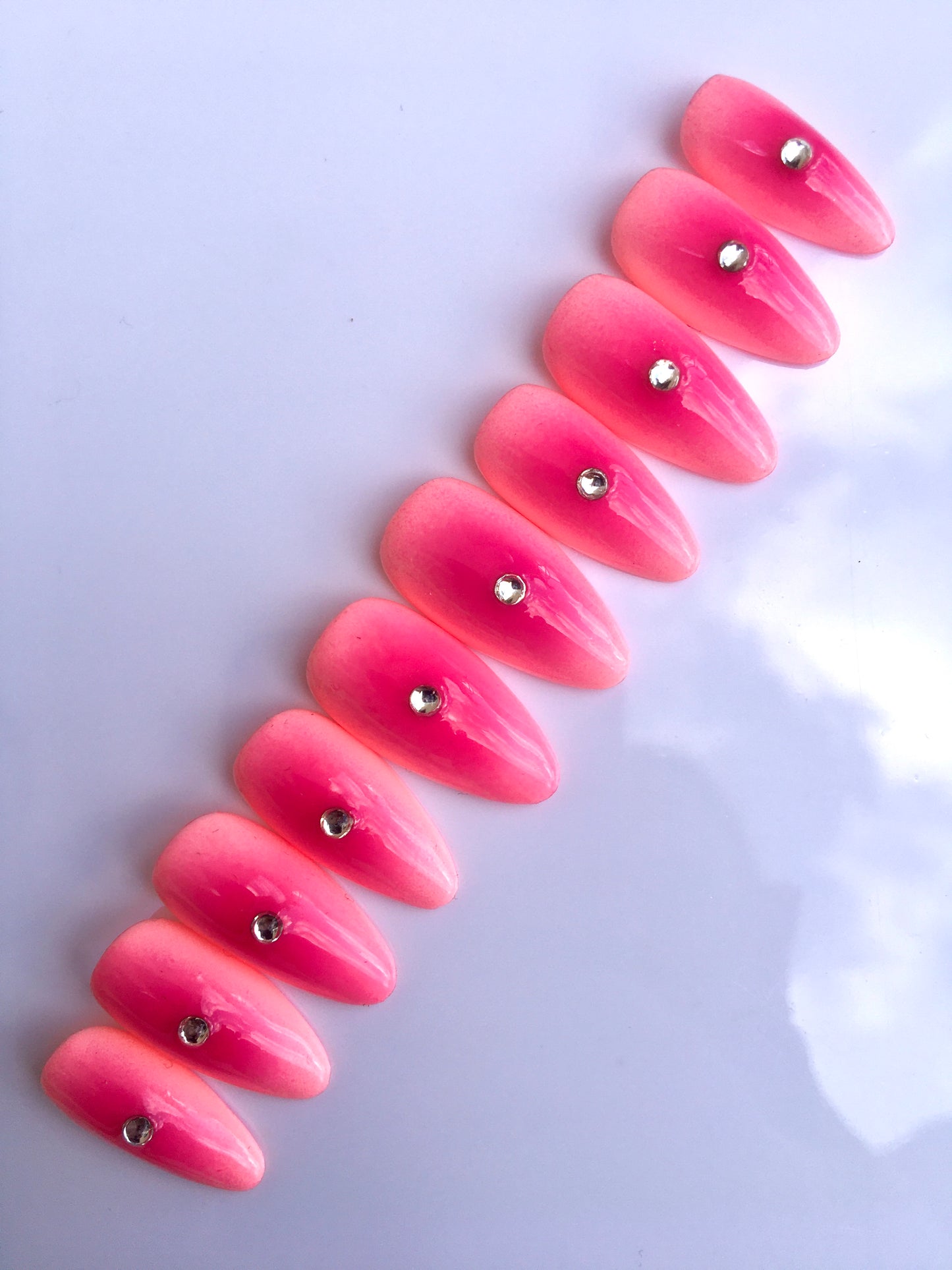 Press on nails Aura Rose faits main réutilisables