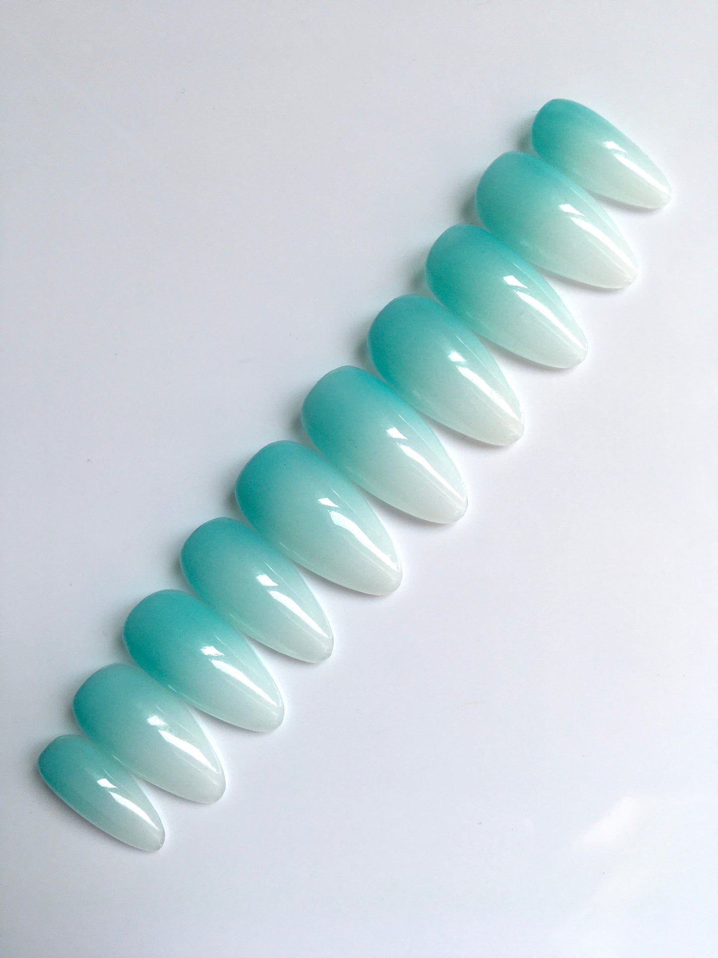 Press on nails Lagon Bleu faits main réutilisables