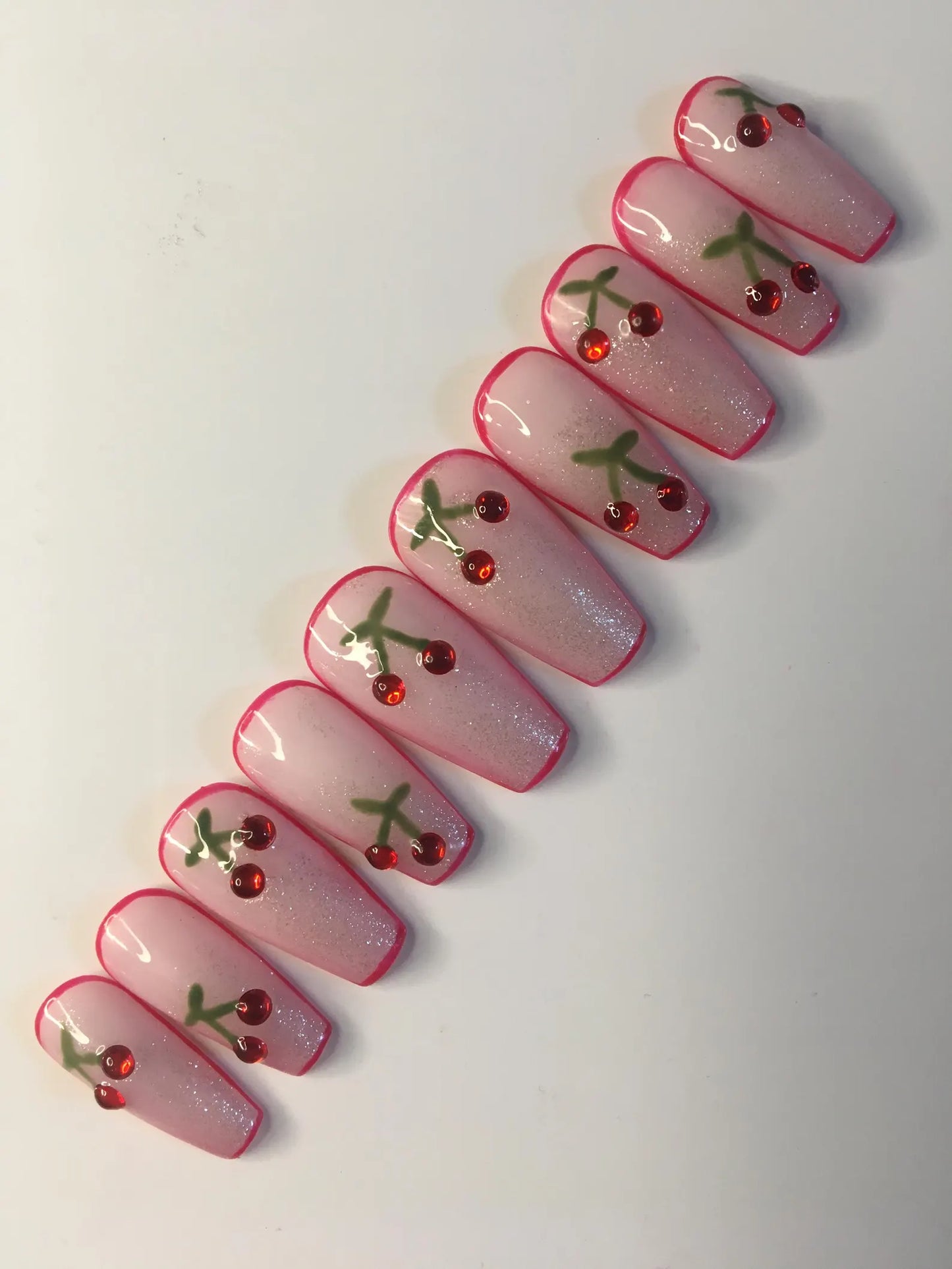 Press on nails Cherry Baby faits main réutilisables