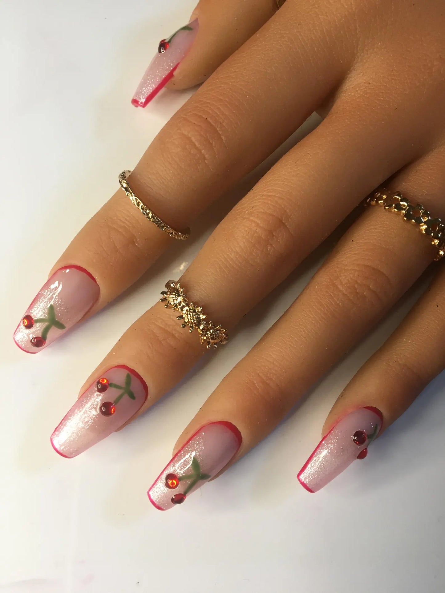 Press on nails Cherry Baby faits main réutilisables