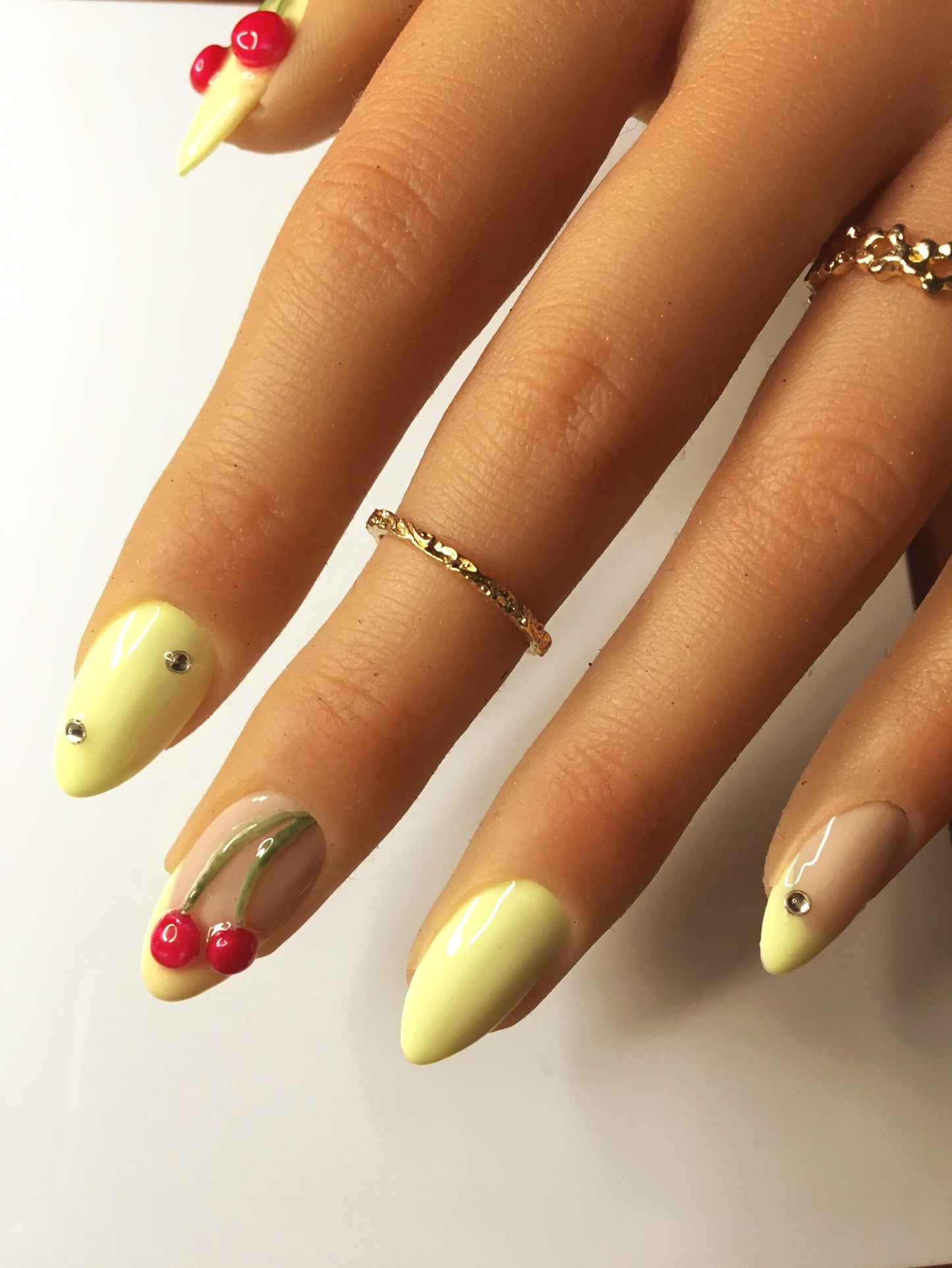 Press on nails Cerise Vanille faits main réutilisables