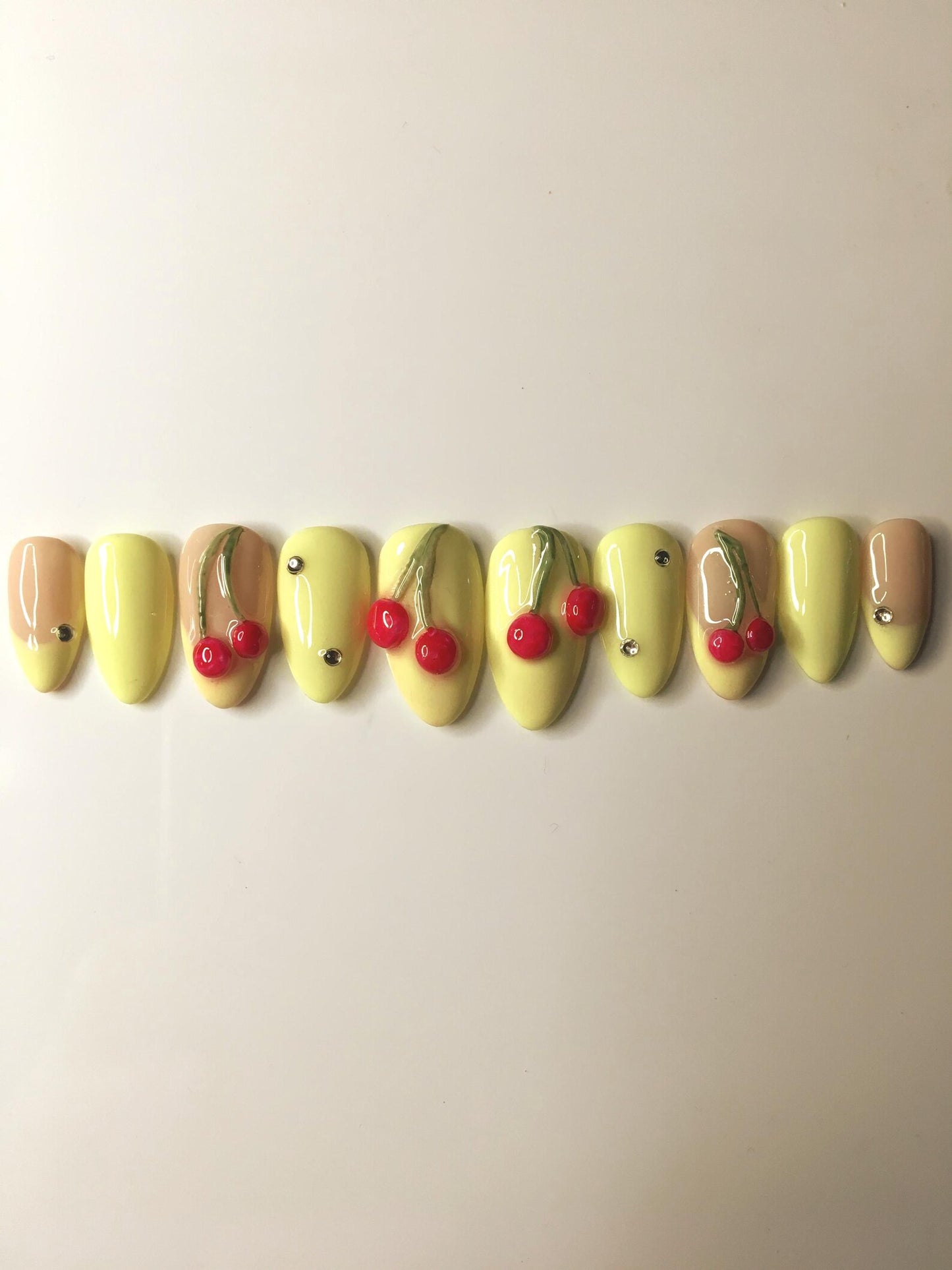 Press on nails Cerise Vanille faits main réutilisables